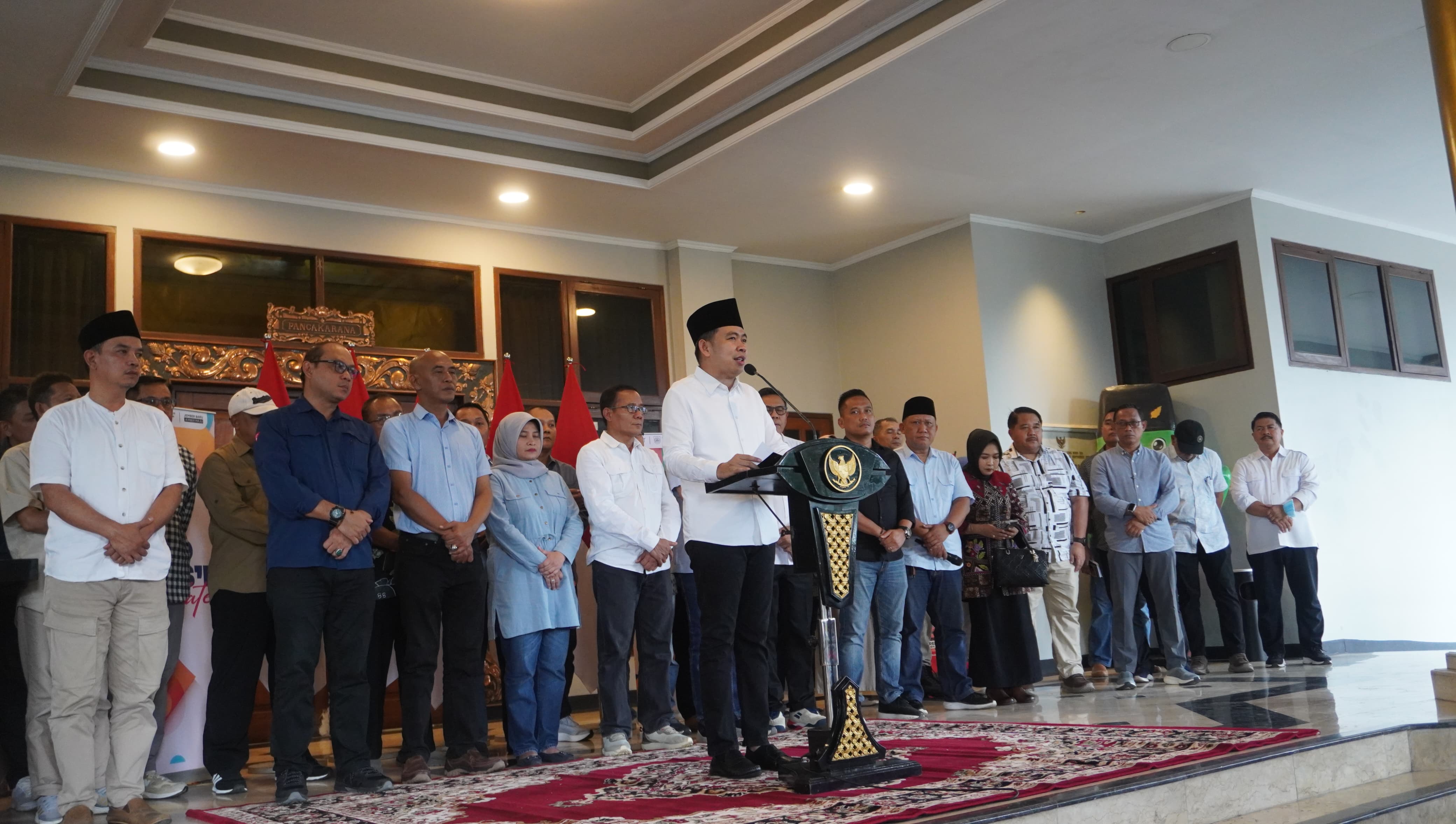 Bupati Fawait memberikan keterangan terbuka kepada awak media, saat kesempatan Pro Guse Update, di Pendapa Wahyawibawagraha Jember, Sabtu (31/01/2026). (Maulana/Radar Jember)