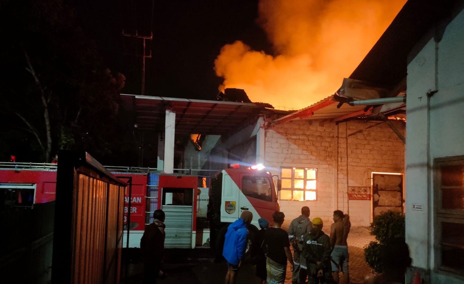 LUDES: Kondisi gudang ITC penuh tembakau di Dusun Sunbertengah, Desa Panduman, Kecamatan Jelbuk, Jember terbakar pada Minggu (1/2/2026) pukul 00.15 wib dinihari