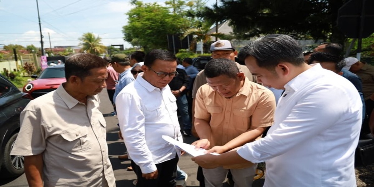 CEK LOKASI: Bupati Fawait, saat melakukan sidak di Jalan Karimata, Sabtu (31/1).
