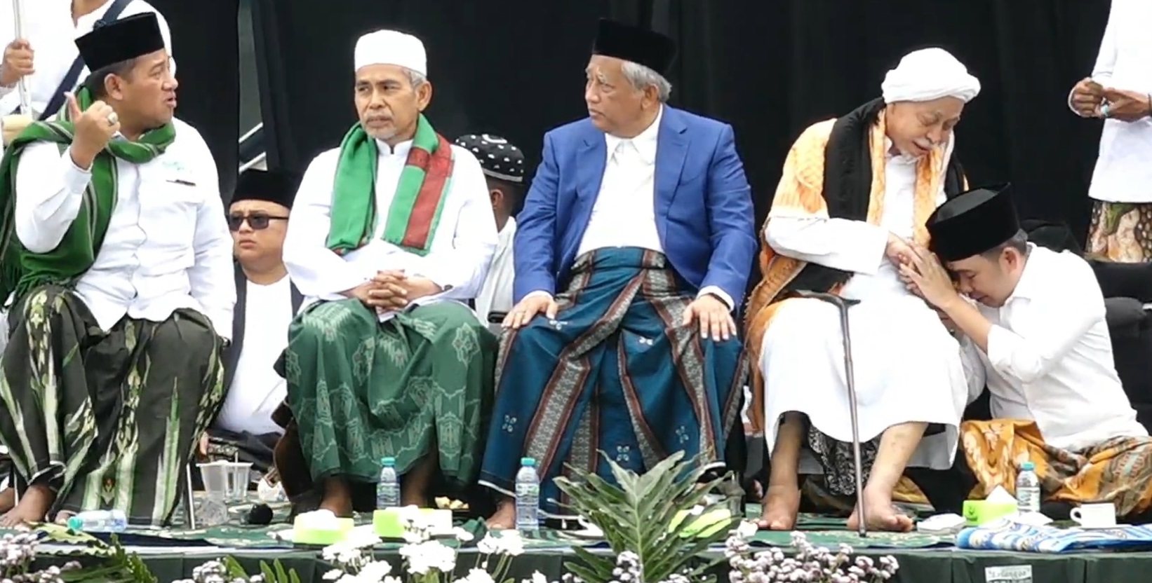 KHIDMAT: Rangkaian kegiatan peringatan satu abad Nahdlatul Ulama (NU) di Alun-alun Jember, kemarin (1/2).