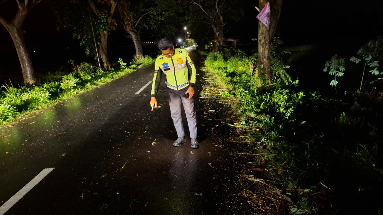 DATANGI LOKASI: Anggota Lakalantas Polres Jember saat mendatangi lokasi kecelakaan di Jalan Raya Desa Cangkring, Kecamatan Jenggawah Sabtu (31/1).