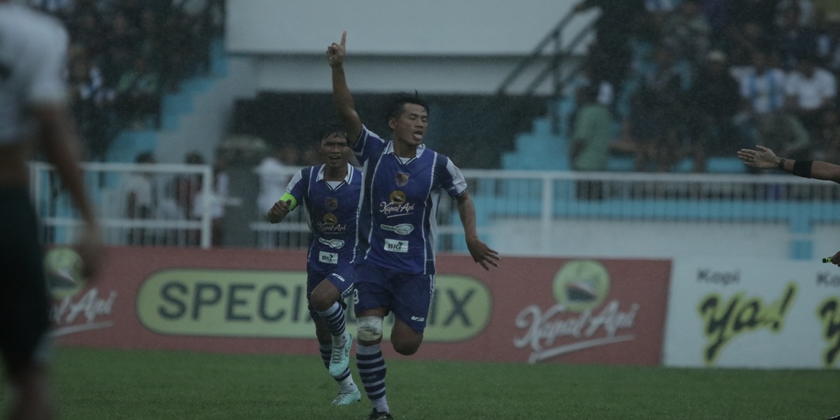 CETAK GOL: Striker Persid Jember usai mencetak gol di laga sore tadi. (KAREN WIBI/RADAR NGANJUK)