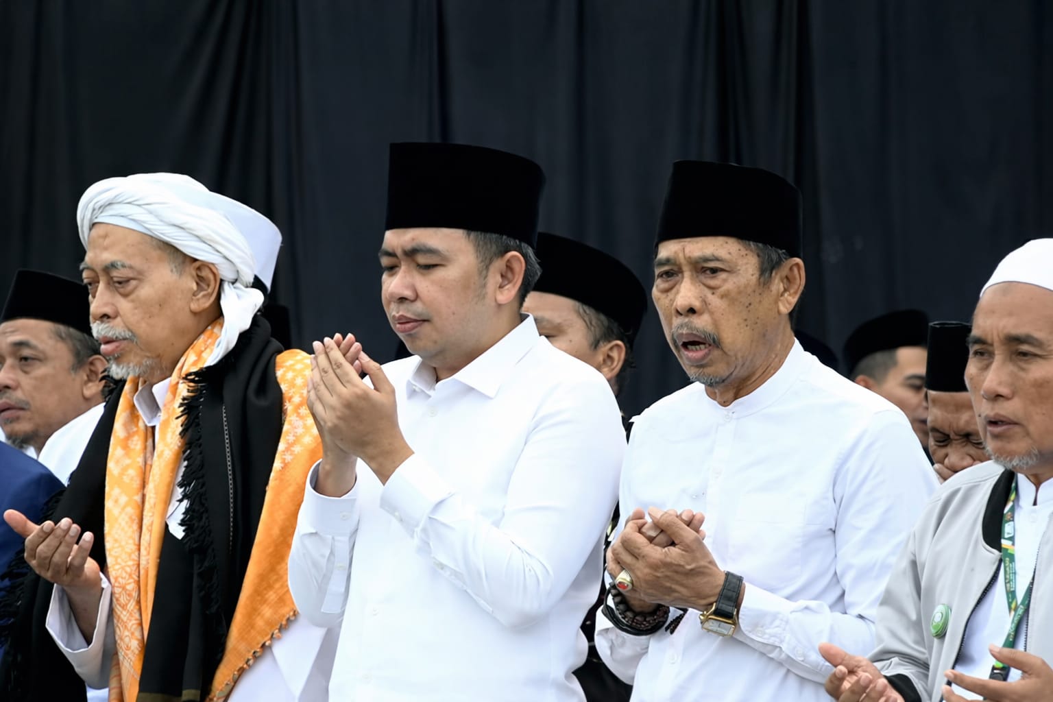 TEGUHKAN KOMITMEN: Bupati Fawait saat berorasi di depan para ulama dan warga nahdliyin, saat peringatan Satu Abad NU, di Alun-alun Jember (1/2).