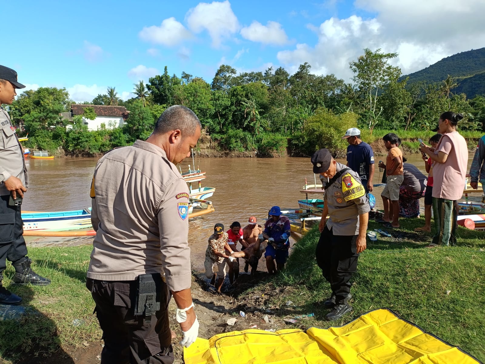 EVAKUASI: Wahid korban yang terseret arus sungai saat banjir bandang melanda di Kecamatan Panti, ditemukan dalam kondisi tidak bernyawa di Sungai Bedadung arah muara Pantai Pancer, Puger.