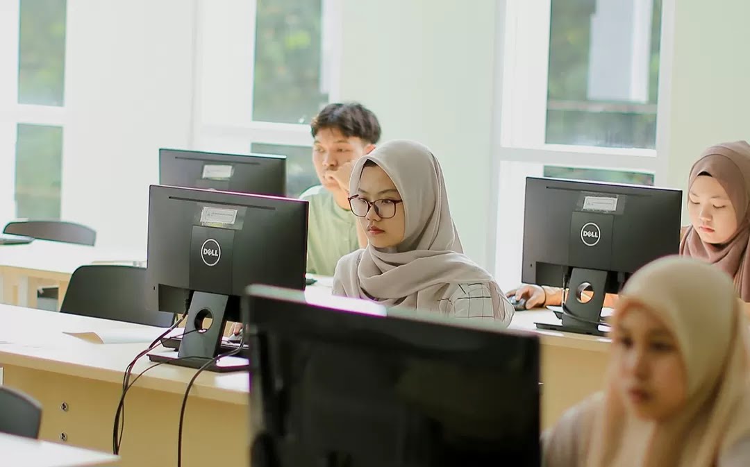 FOKUS: Calon mahasiswa baru konsentrasi mengerjakan soal UM-PTKIN di UIN KHAS Jember pada seleksi tahun lalu.