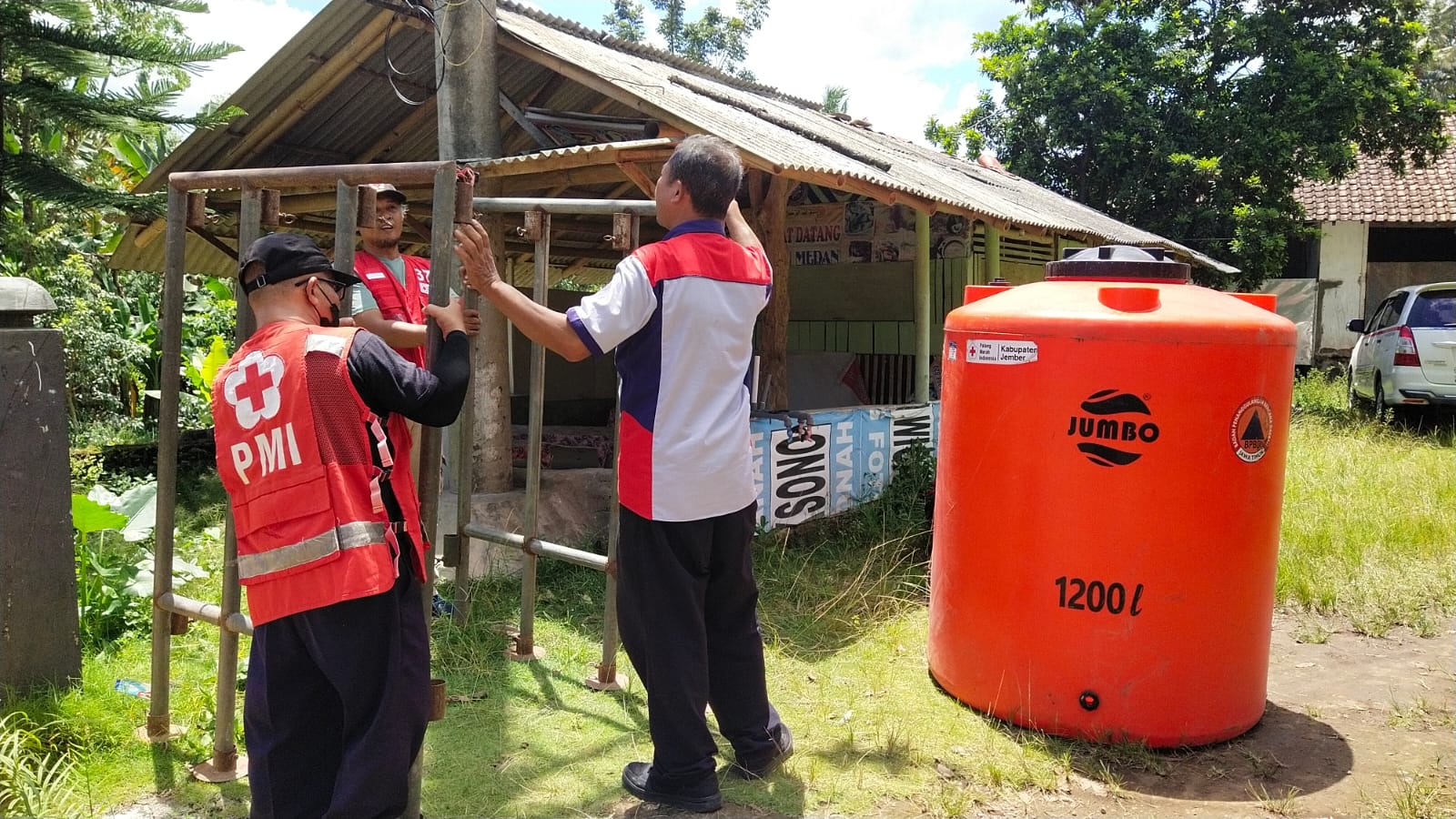 DEMI KEMANUSIAAN : PMI Jember memasang tandon air bersih untuk warga terdampak banjir bandang di Desa Pakis, Kecamatan Panti, kemarin.
