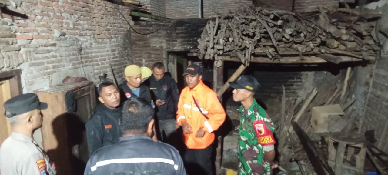 EVAKUASI: Petugas saat mendatangi lokasi peristiwa angin kencang, Minggu (1/2) malam.(BPBD BONDOWOSO)