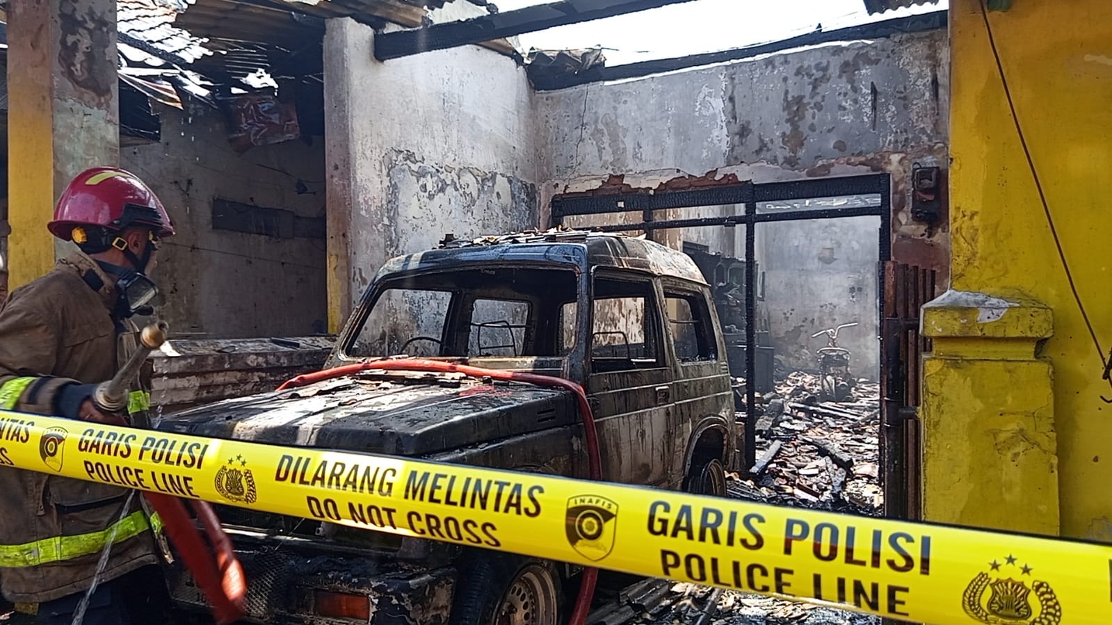 PADAMKAN: Sejumlah petugas melakukan pemadaman rumah milik Rohim, warga Desa Dawuhan Lor, Kecamatan Sukodono.(ATIEQSON MAR IQBAL/RAME)