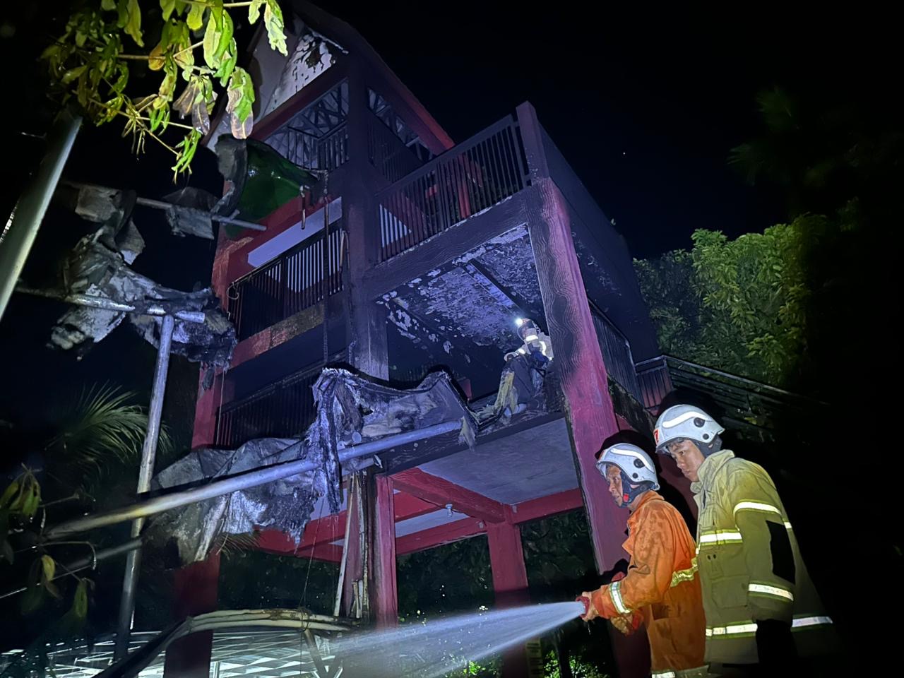 EVAKUASI: Petugas saat mendatangi lokasi peristiwa angin kencang, Minggu (1/2) malam.(BPBD BONDOWOSO)