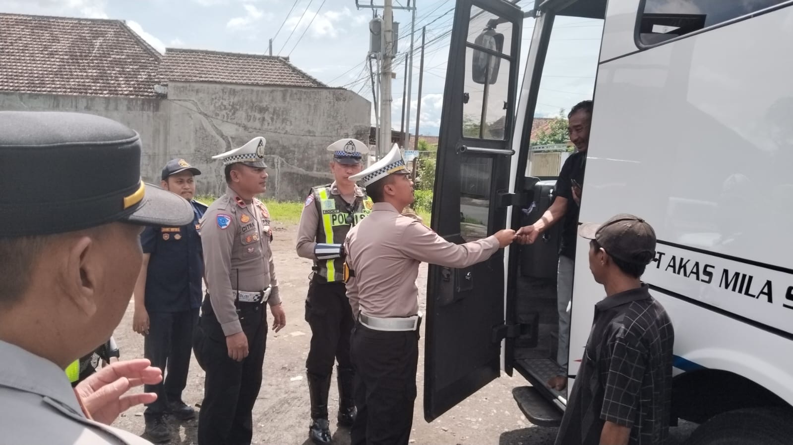 RAMAH: Petugas gabungan mendatangi sopir bus untuk dilakukan pemeriksaan kesehatan, sebelum mereka membawa penumpang.(ILHAM WAHYUDI/RADAR IJEN)