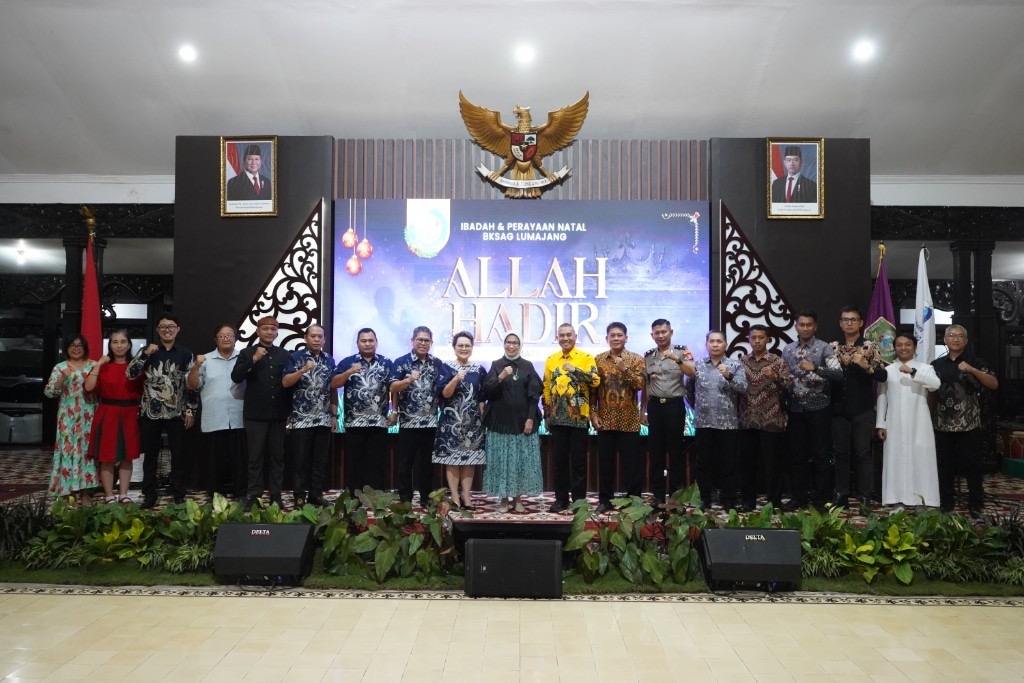 DUKUNG: Pemkab Lumajang bersama badan kerjasama antar gereja (BKSAG) berswafoto di Pendapa Arya Wiraraja, beberapa waktu lalu.(ATIEQSON MAR IQBAL/RAME)