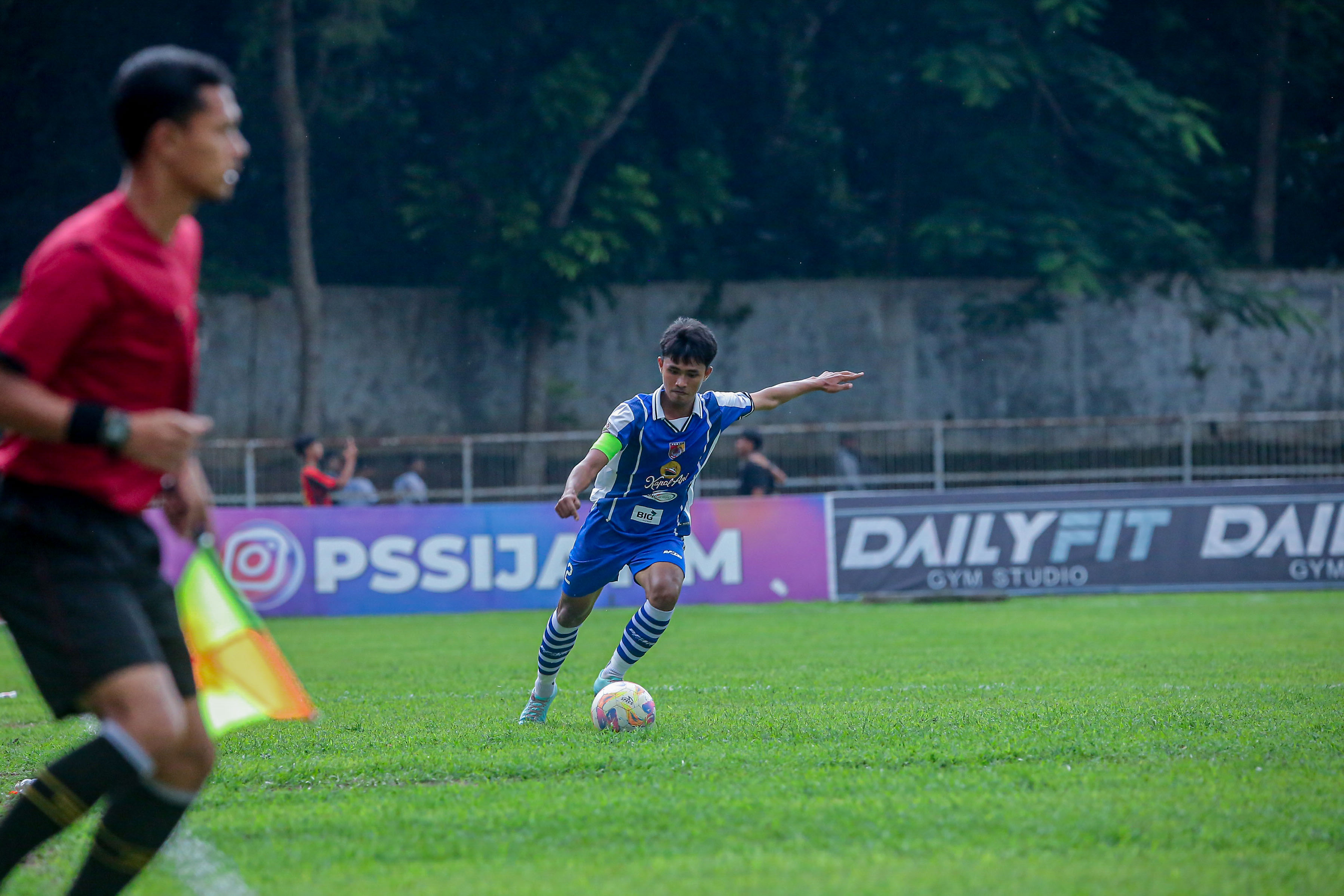Kapten Persid Jember Ajudya Eka Kurniawan menendang bola saat melawan Triple&rsquo;s Kediri, Senin (2/2). Sore ini, Persid bakal ditantang tuan rumah Persenga Nganjuk di Stadion Anjuk Ladang,