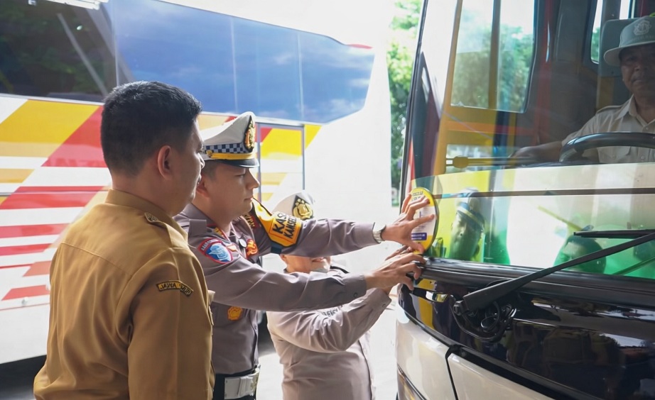 CEK KONDISI : Satlantas Polres Jember bersama Dishub, Dinkes, Jasaraharja dan TTA Tawangalun gelar ramp check untuk memastikan pengemudi dan armada bus dalam kondisi prima.