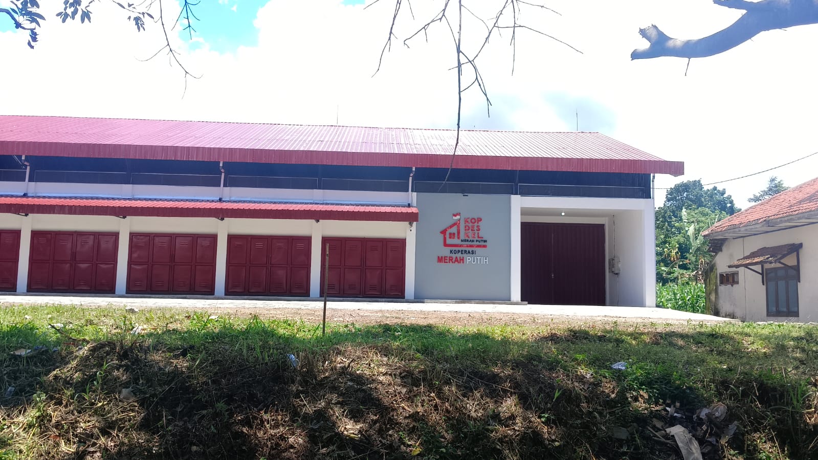 BARU RAMPUNG: Salah satu gerai KDMP di wilayah Kecamatan Grujugan yang baru dibangun, atapnya masih menggunakan spandek.  