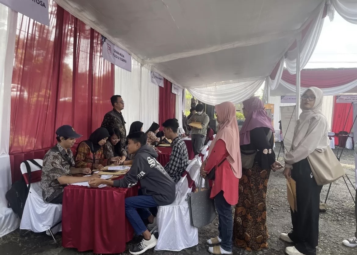 ANTRI: Ratusan pencari kerja (pencaker) di Lumajang saat antri melakukan interview beberapa waktu lalu.(ADE APRYANIS/RAME)
