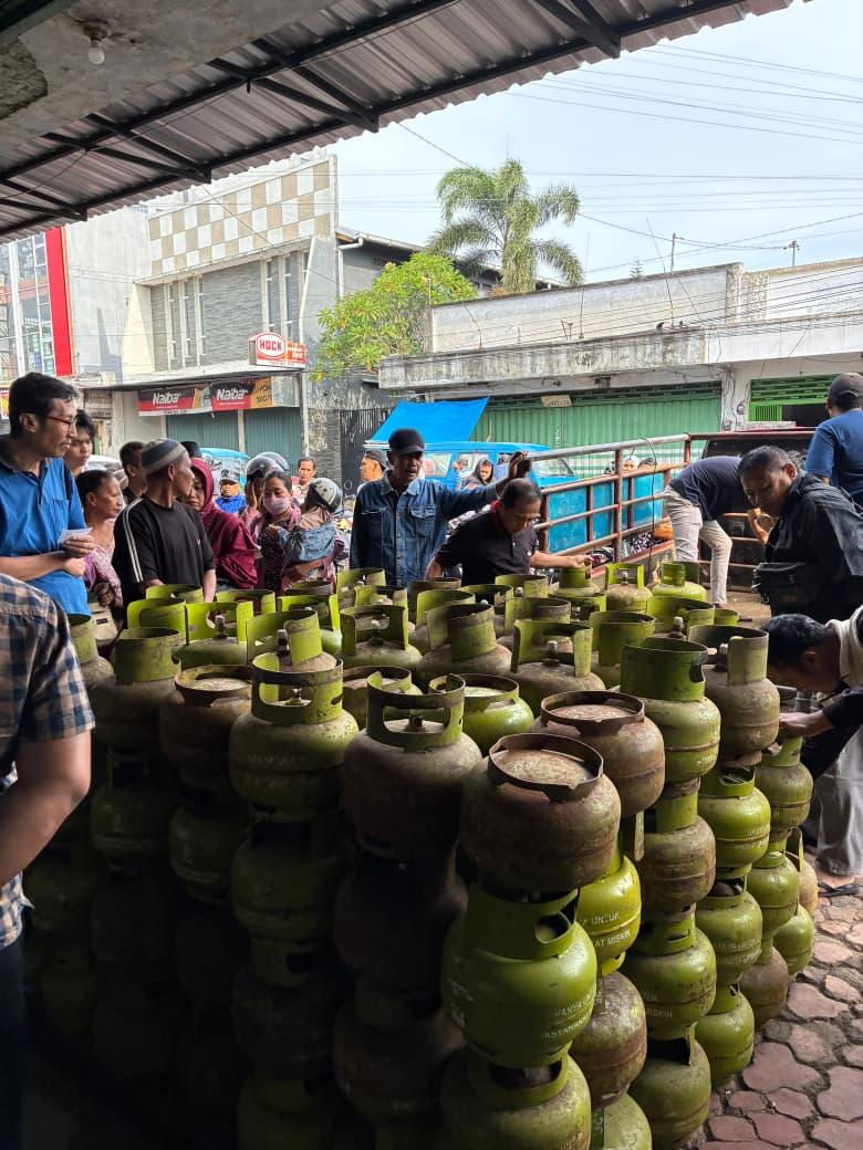 DISALURKAN: Pertamina Patra Niaga saat droping gas lpg 3kg ke salah satu toko di kawasan Bondowoso kota beberapa waktu lalu.