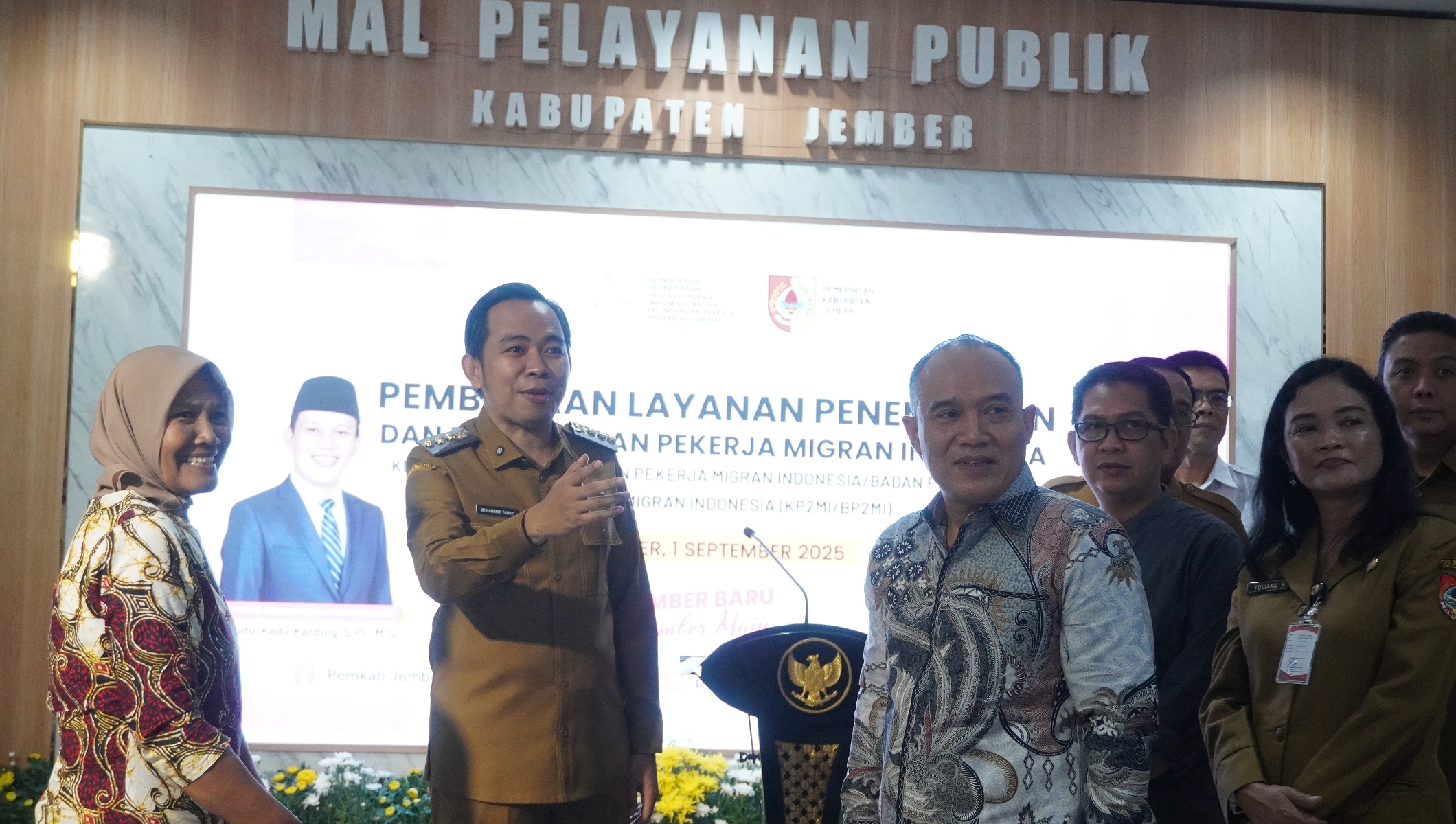 PASTIKAN PRIMA: Bupati Fawait bersama sejumlah OPD, saat suatu giat, di Mall Pelayanan Publik (MPP) Jember.