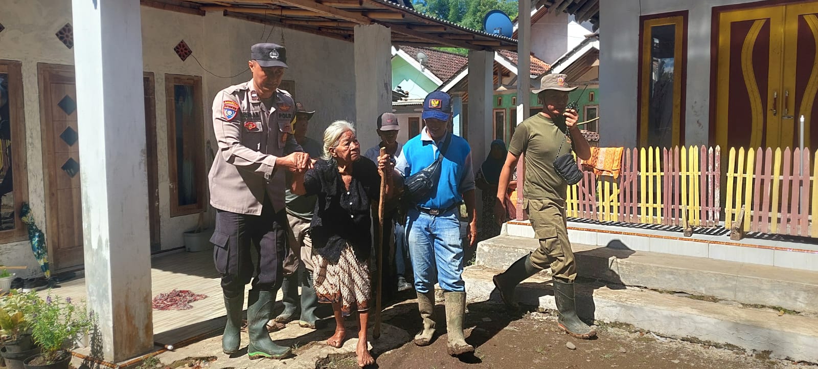 EVAKUASI NENEK: Babinkamtibmas dan Babinsa Desa Pakis, Kecamatan Panti, Jember saat mengevakuasi nenek Turi, 70, warga Dusun Pertelon, Desa Pakis, Kecamatan Panti ketempat aman pada Selasa (3/2/2026)