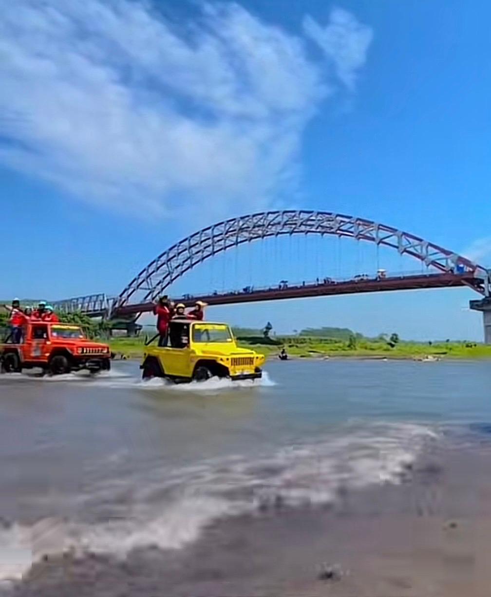 SERU: Wisatawan Lumajang saat mengikuti tour jeep di jembatan Pandanwagi, beberapa waktu lalu. (TANGKAP LAYAR TOUR JEEP)