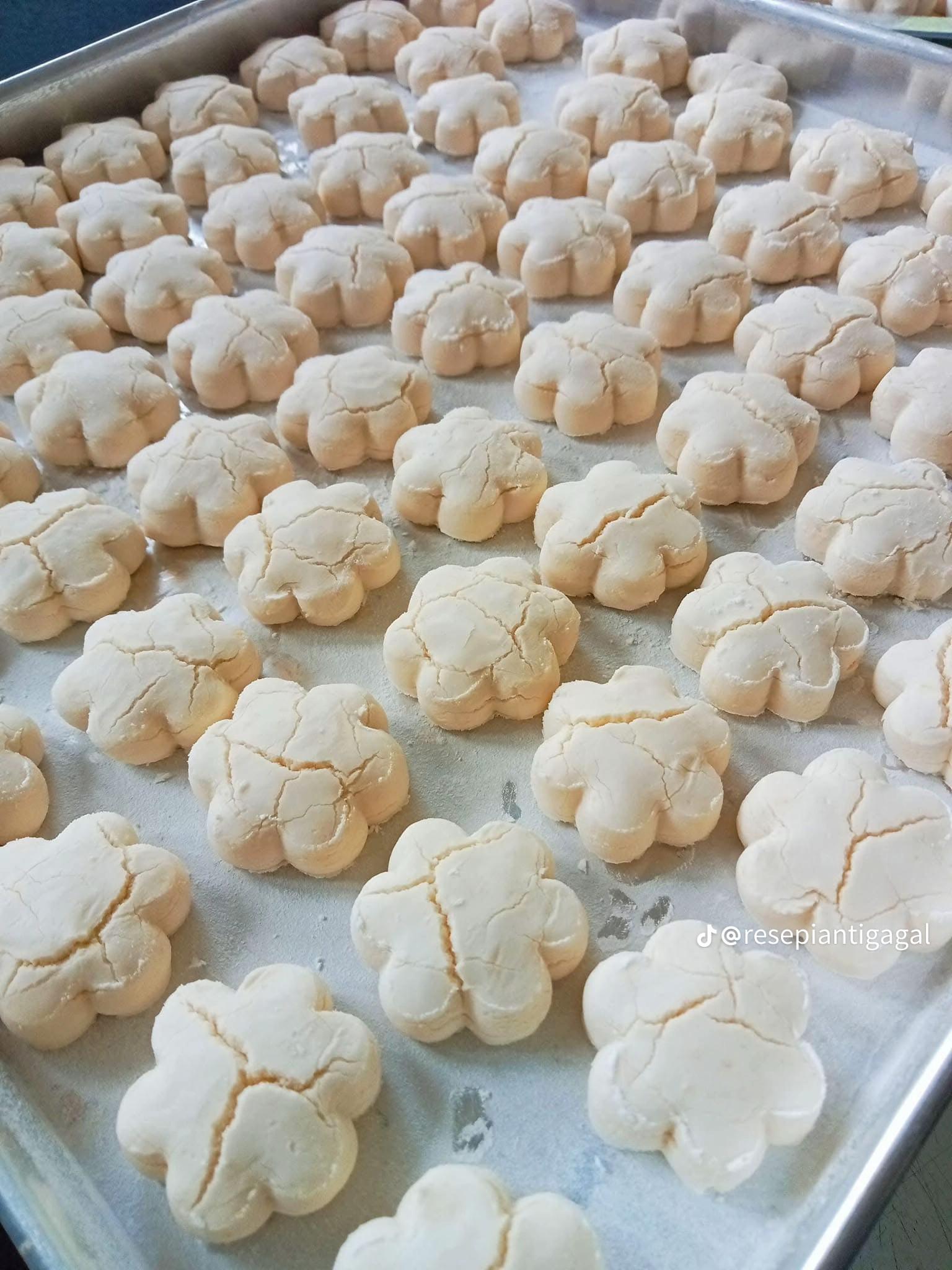 Makanan jadul kue bangkit yang masih digandrungi semua orang.