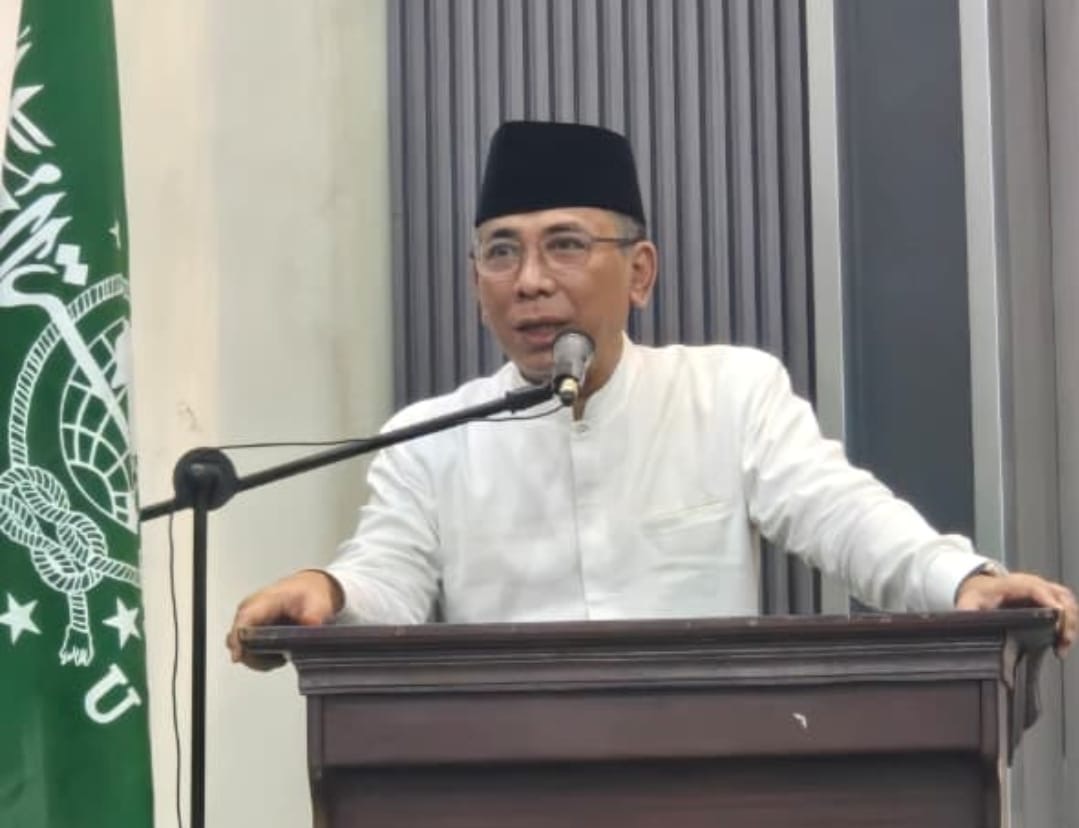 JADI PERHATIAN: Ketua PCNU Bondowoso KH Abdul Qodir Syam (kiri) memberikan cinderamata kepada Ketua Umum PBNU Yahya Cholil Staquf (kanan).(ILHAM WAHYUDI/RADAR IJEN)
