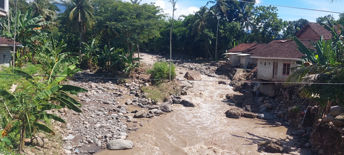 KONTRAS: Sungai Petung yang menjadi dua. Sisi timur (kanan) adalah sungai yang baru terbentuk setelah banjir bandang tahun 2022 lalu.