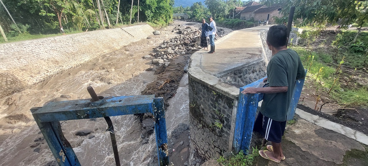 SISA BANJIR: Warga hanya melihat bronjong dan Dam Gluduk III rusak akibat diterjang banjir bandang.