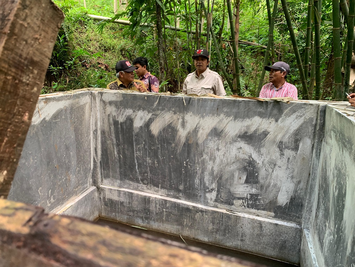 TURUN LANGSUNG: Komisi B DPRD Jember sidak salah satu lokasi realisasi program Oplah di Desa Banjarsari, Kecamatan Bangsalsari, Selasa (3/2).