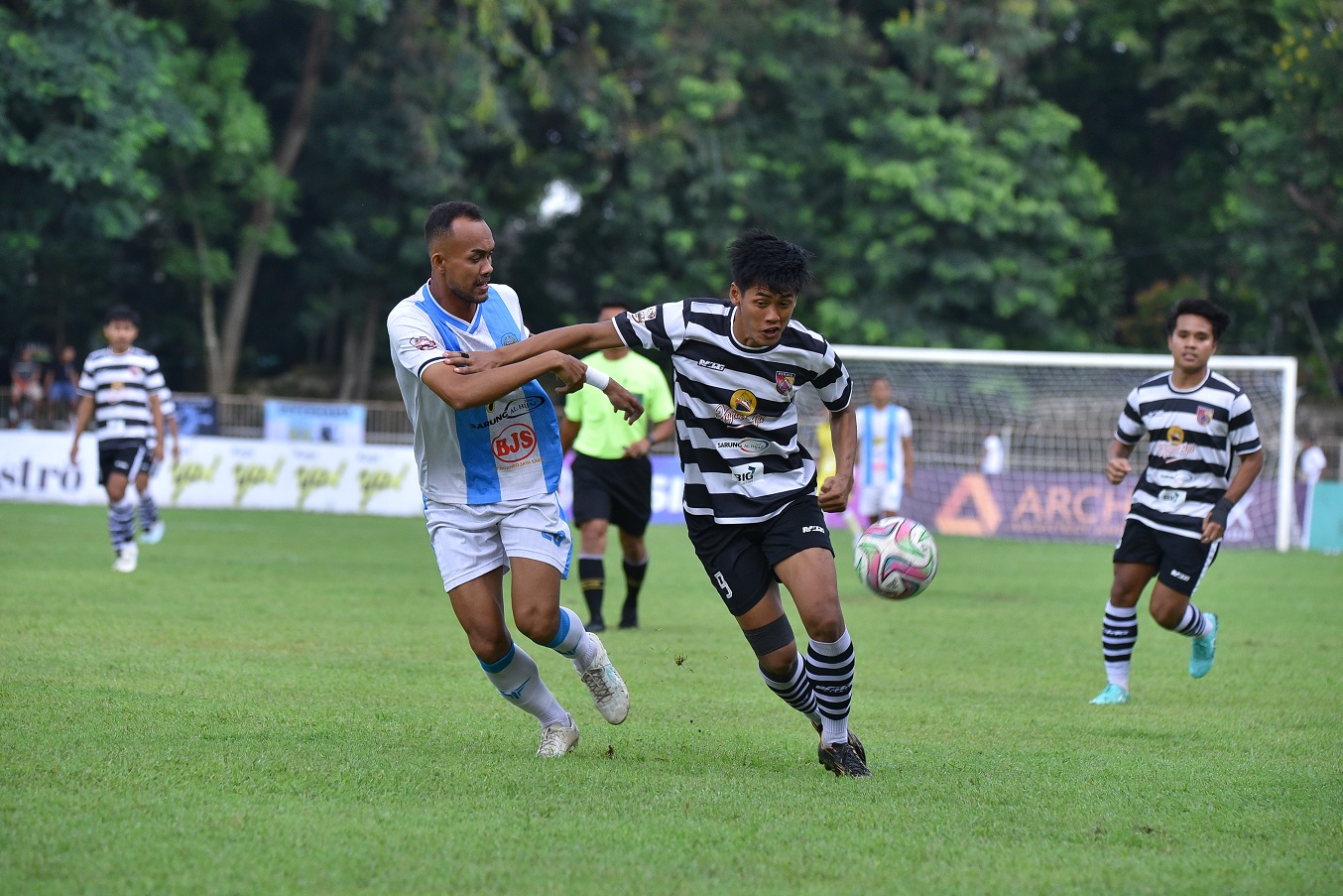 SEMIFINAL: Pertandingan Persid Jember melawan Persenga Nganjuk di Stadion Anjuk Ladang, Nganjuk, kemarin. Persid Jember menang 2-1 dan membawa Persid ke semifinal.