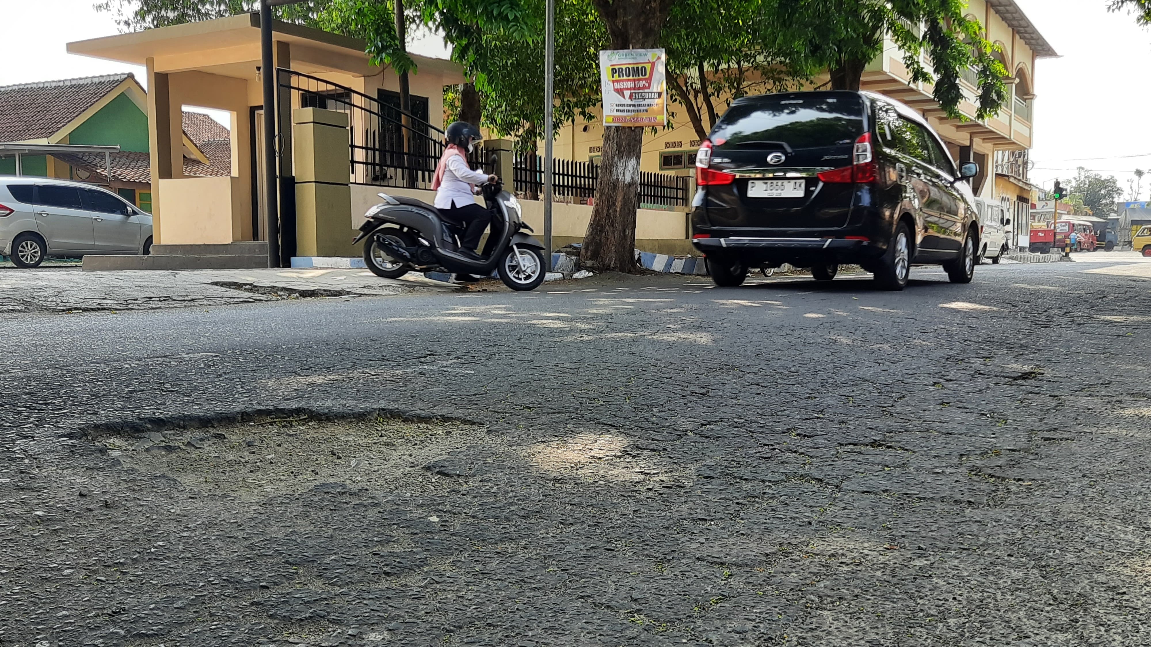 HARUS DIPERBAIKI: Beberapa jalan wilayah kota saat ini harus diperhatikan.
