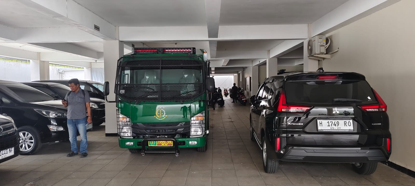 BERSIAP: Detik detik saat Luluk Hariadi dimasukan ke mobil tahanan (FAQIH/RJ)