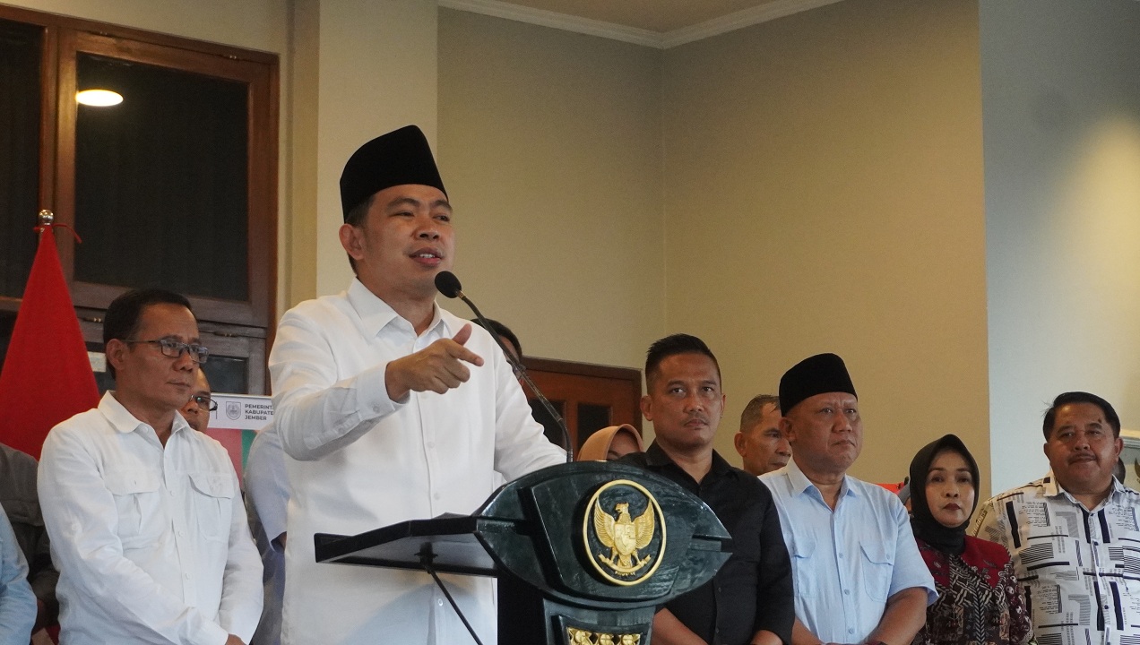 "Saya ingin data yang masuk ke Desil 1 sampai Desil 5 betul-betul riil dan fiks. Tidak boleh ada lagi cerita bantuan salah sasaran di Jember." MUHAMMAD FAWAIT, Bupati Jember.