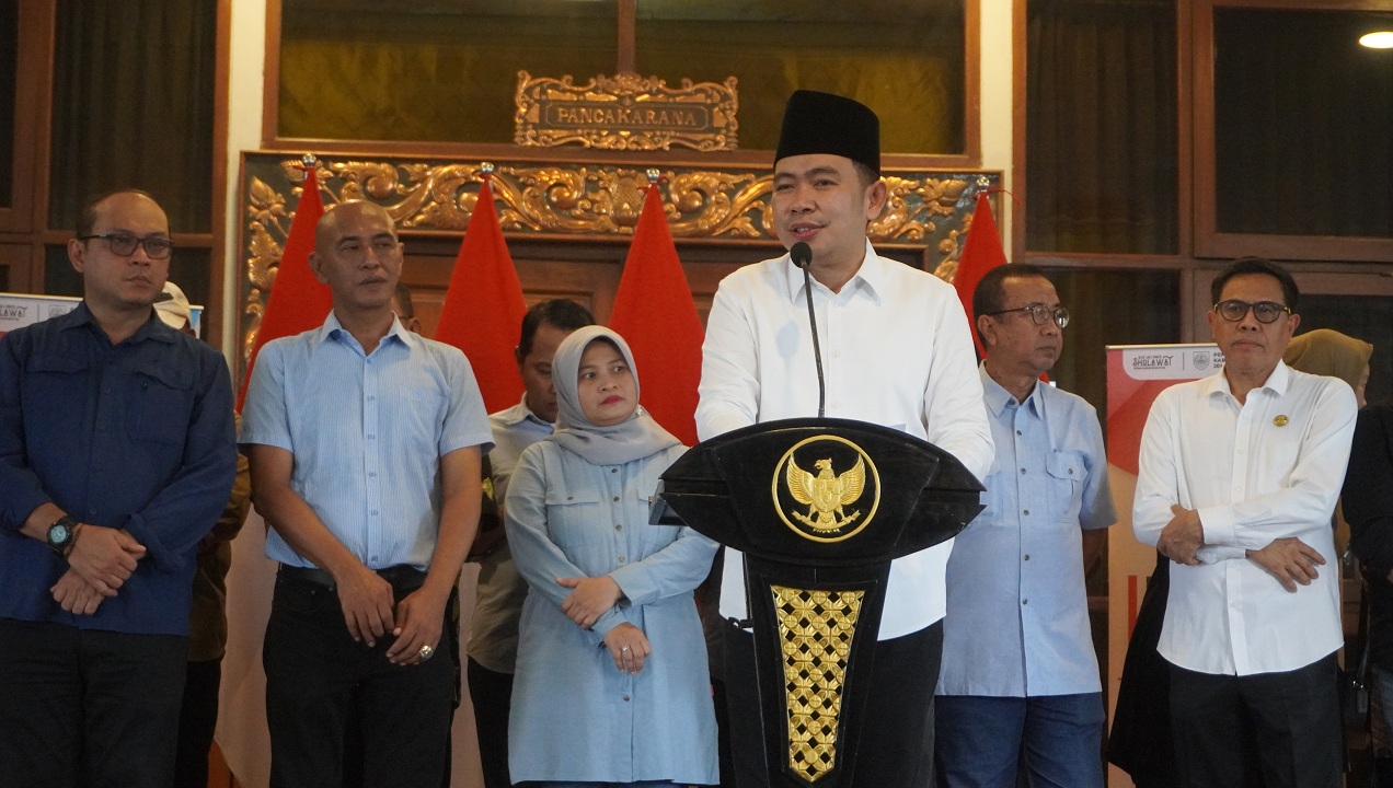 UMUMKAN LANGKAH STRATEGIS: Bupati Fawait, didampingi jajarannya, saat mengumumkan pembentukan Satgas Pengentasan Kemiskinan dan MBG, di Pendapa Wahyawibawagraha Jember, belum lama ini.