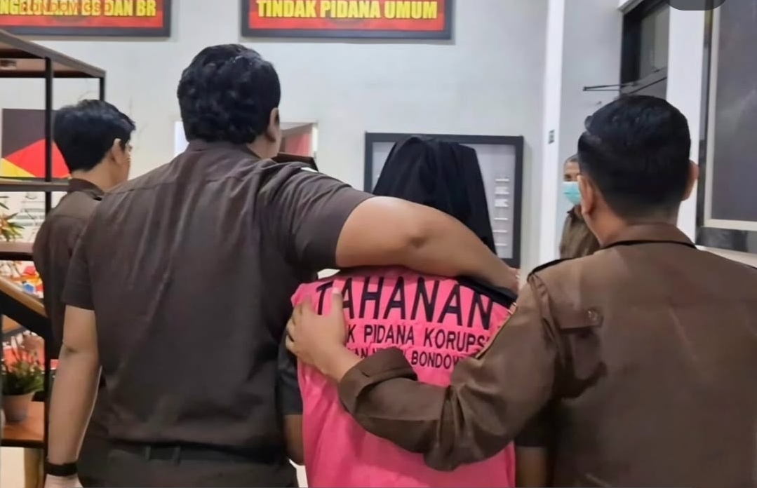 DIGIRING: Tersangka kasus korupsi dana hibah GP Ansor saat dibawa ke mobil tahanan (FAQIH/RJ