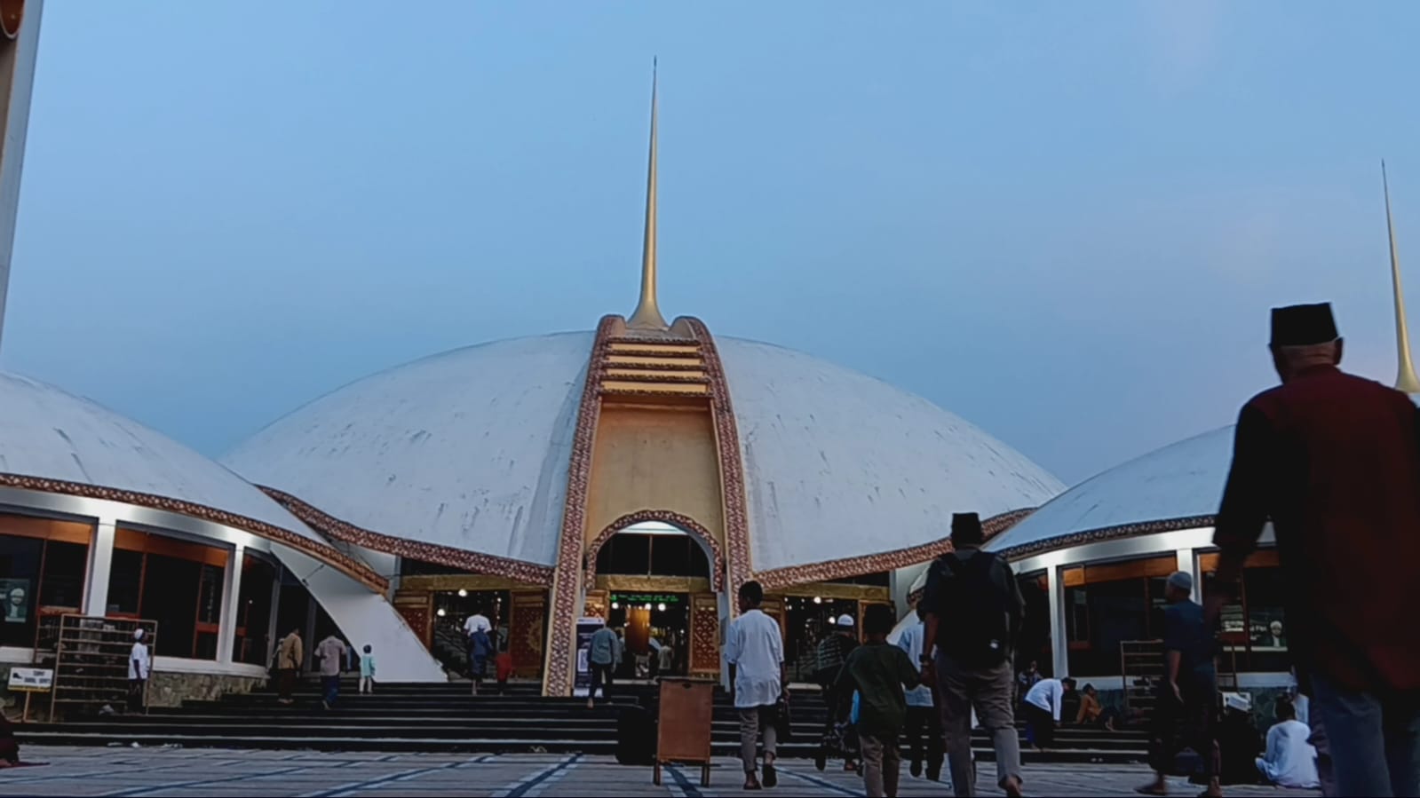 IBADAH : Warga Jember hendak laksanakan salat id ramadan tahun lalu.