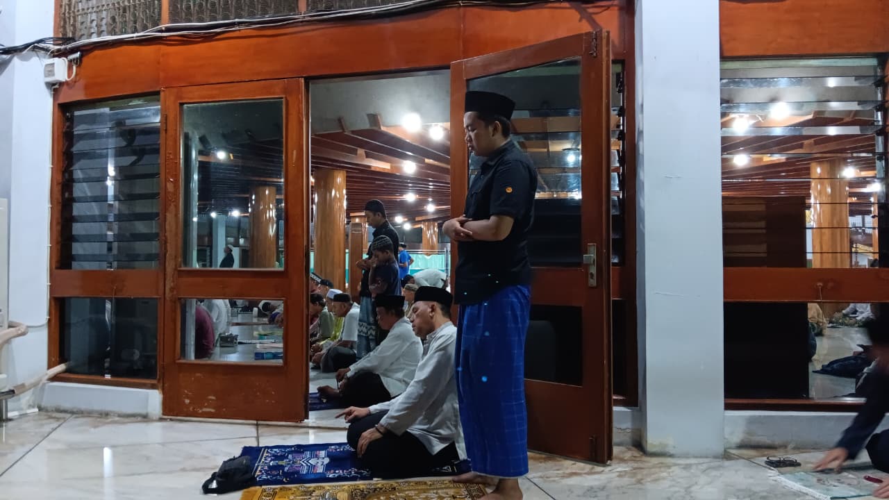 IBADAH : Warga Jember laksanakan salat tarawih terakhir ramadan tahun lalu.