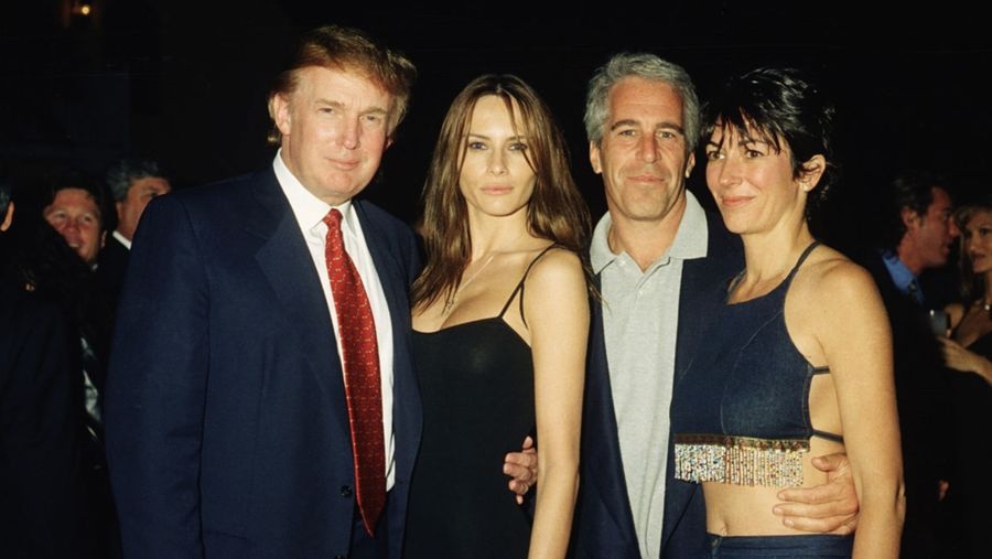 Donald Trump bersama Jeffery Epstein. Epstein dikenal dekat dengan banyak kalangan elite global.