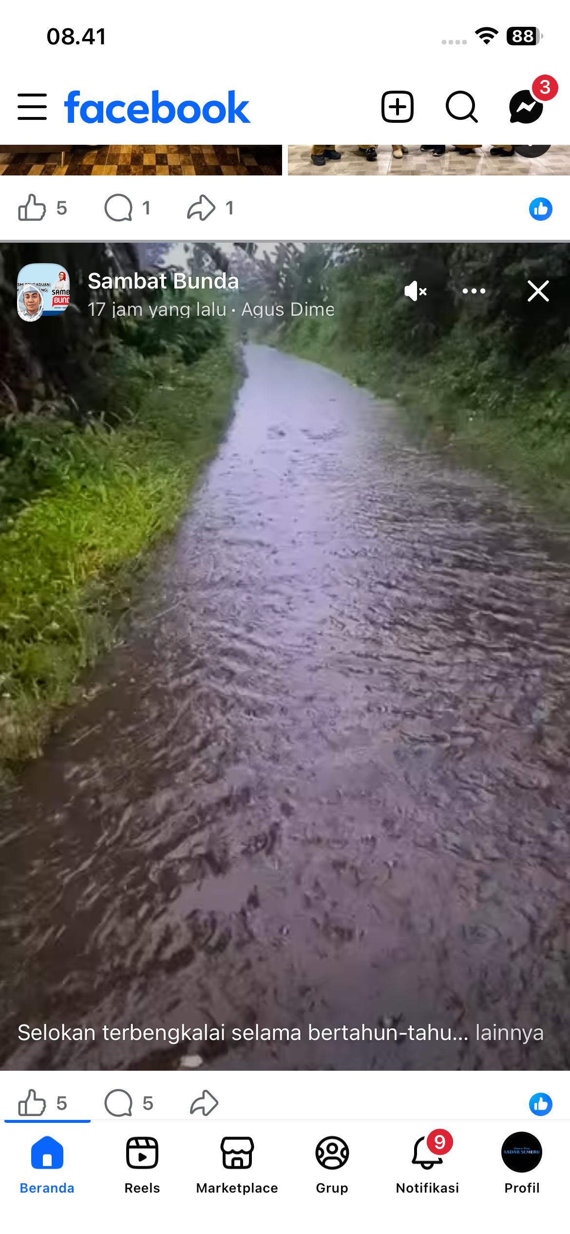 Kondisi jalan yang menjadi sungai dadakan akibat luapan air selokan.