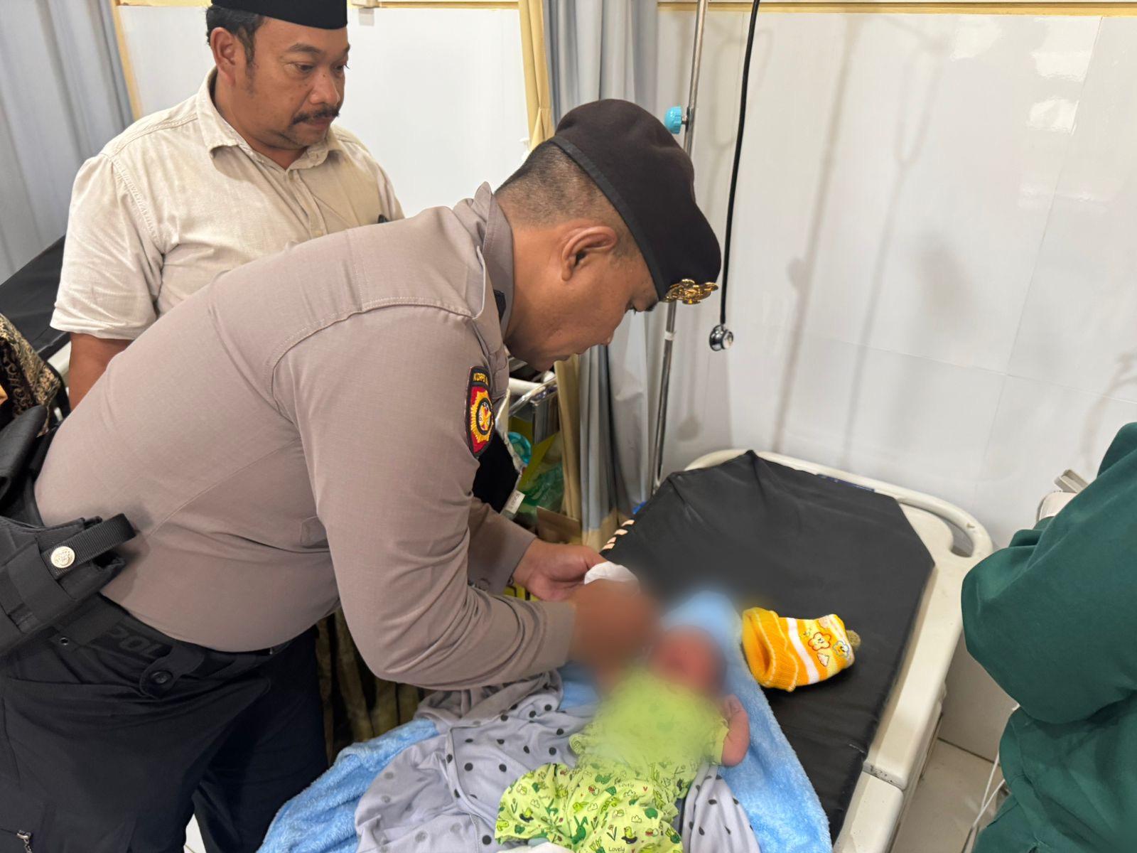 DIPERIKSA: Kondisi bayi yang dibuang oleh orang tuanya dilarikan ke puskesmas setempat,kemarin.(ADE APRYANIS/RAME)