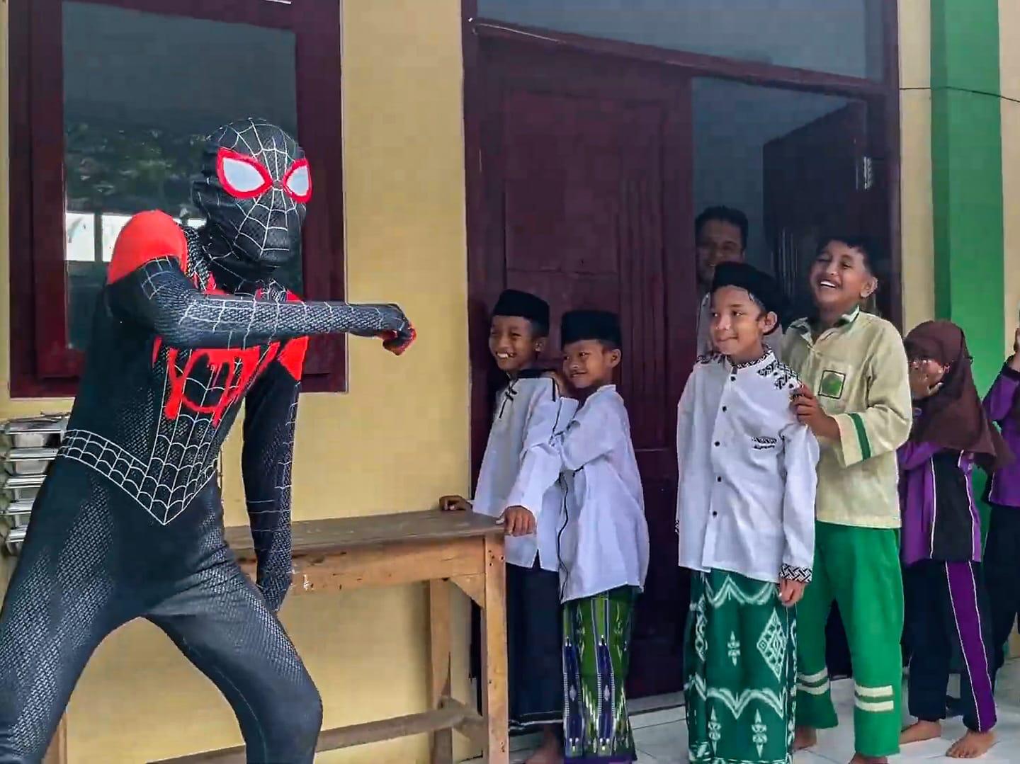 HEROIK: Aksi petugas SPPG Dawuhan Wetan memakai kostum spiderman saat menyapa anak-anak penerima program MBG, kemarin.(ABIDIN FOR RAME)