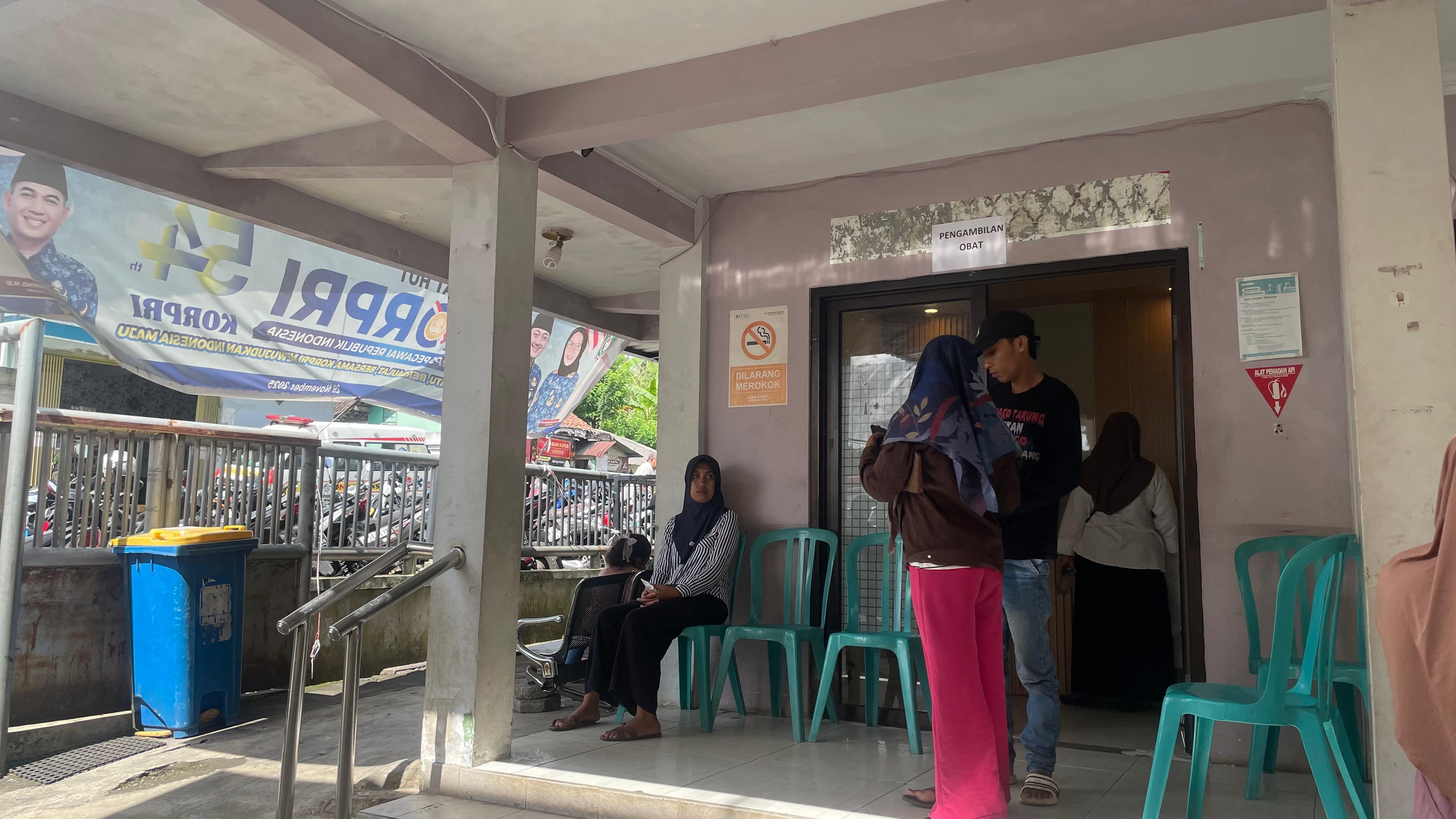 DATANG: Sejumlah keluarga bayi saat mendatangi puskesmas Senduro, kemarin. (ATIEQSON MAR IQBAL/RAME)