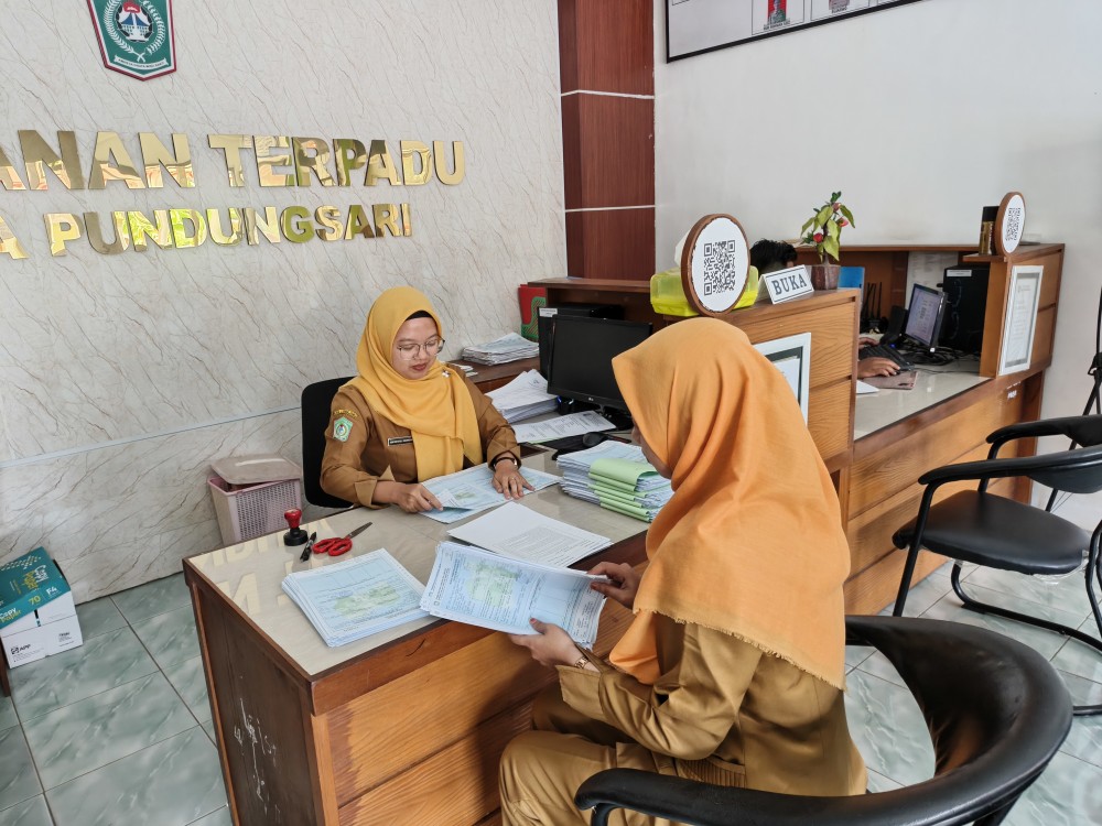 PILAH: Pemerintah Desa Pundungsari, Kecamatan Tempursari saat memilah SPPT PBB-P2, kemarin.(ATIEQSON MAR IQBAL/RAME)