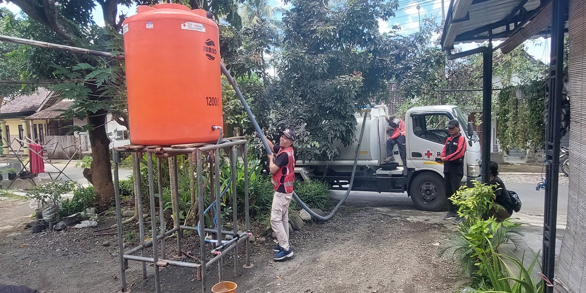 SUPLAY AIR: PMI Jember melakukan dropping air bersih di lokasi terdampak banjir bandang di Dusun Pertelon, Desa Pakis, Kecamatan Panti, kemarin (4/2) siang.