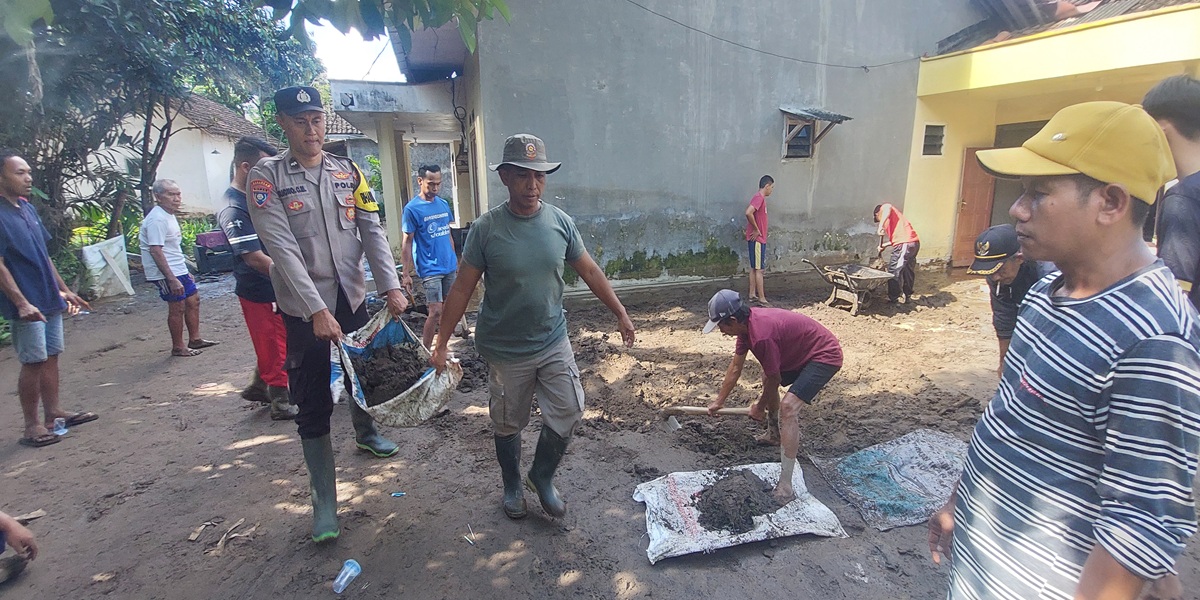 KERJA BAKTI: Dua hari pasca banjir bandang, warga masih melakukan kerja bakti membersihkan pasir yang menumpuk di halaman rumah Haris, warga Dusun Pertelon, Desa Pakis, Kecamatan Panti.