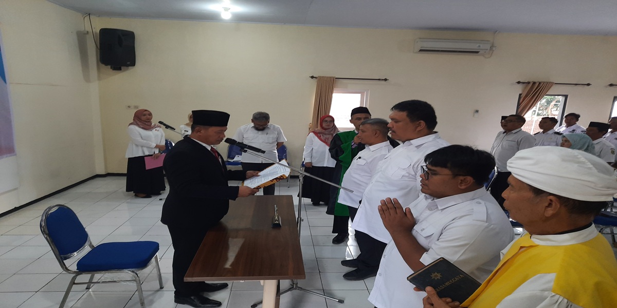 DIKUKUHKAN:Sejumlah panitia Ajudikasi PTSL 2026 saat membacakan sumpah, kemarin (4/2)