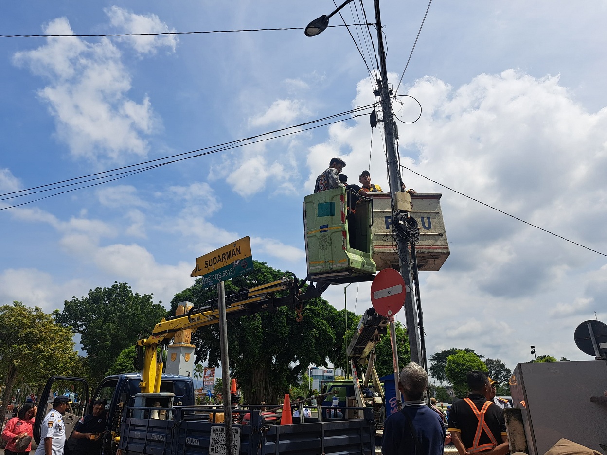 DITERTIBKAN: Sejumlah kabel-kabel telekomunikasi milik vendor internet yang bodong, akhirnya dipotong paksa oleh petugas gabungan, di salah satu titik di ruas Jalan Ahmad Yani, kemarin (5/2).