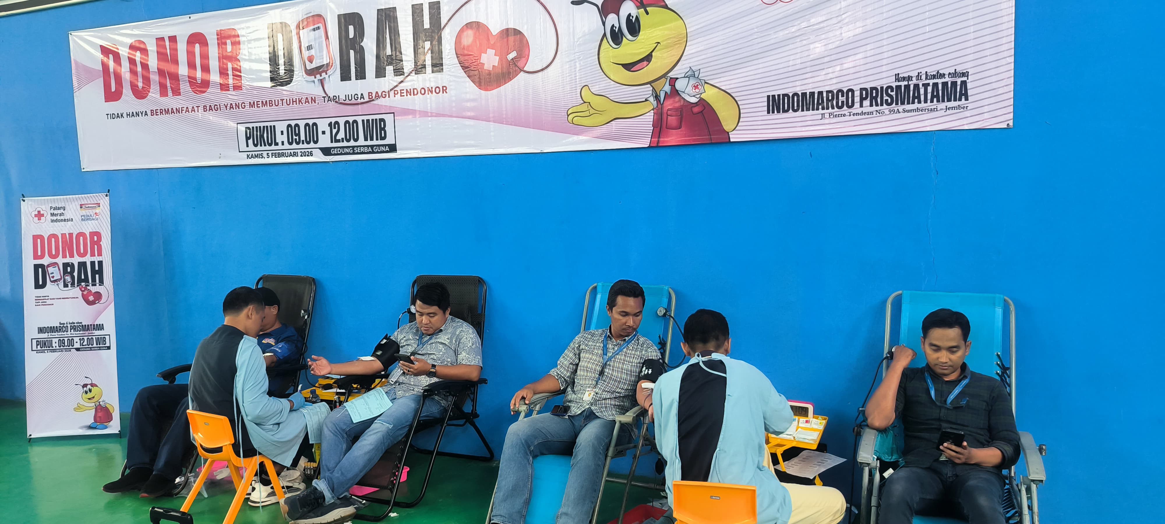 DONOR DARAH : Karyawan PT Indomarco Prismatama (Indomaret) Cabang Jember lakukan donor darah sebagai bentuk kepedulian sesama.