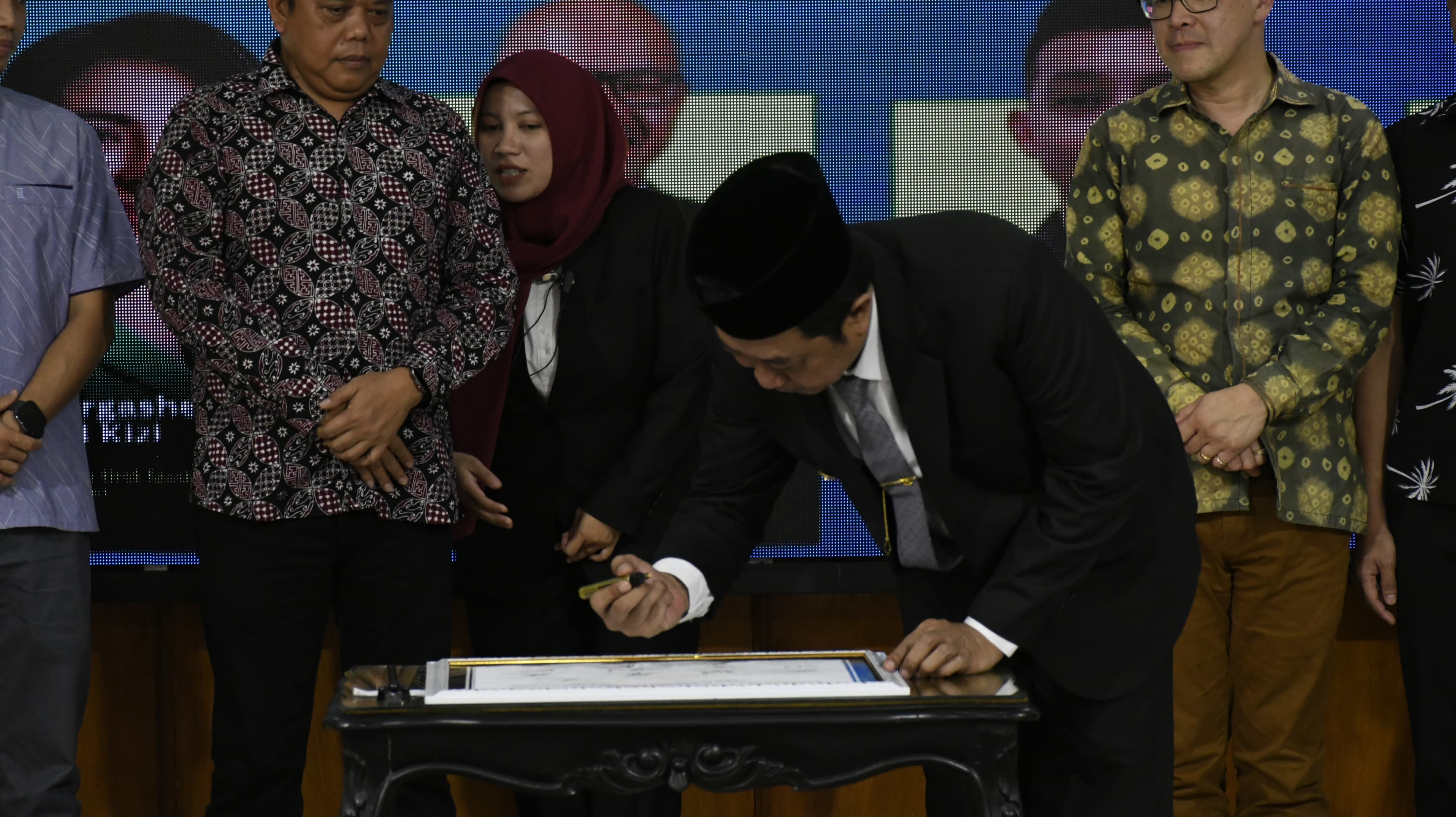 MENYEPAKATI: Sejumlah pihak saat menjalin kerja sama dalam forum IDC (Kominfo Bondowoso/RJ