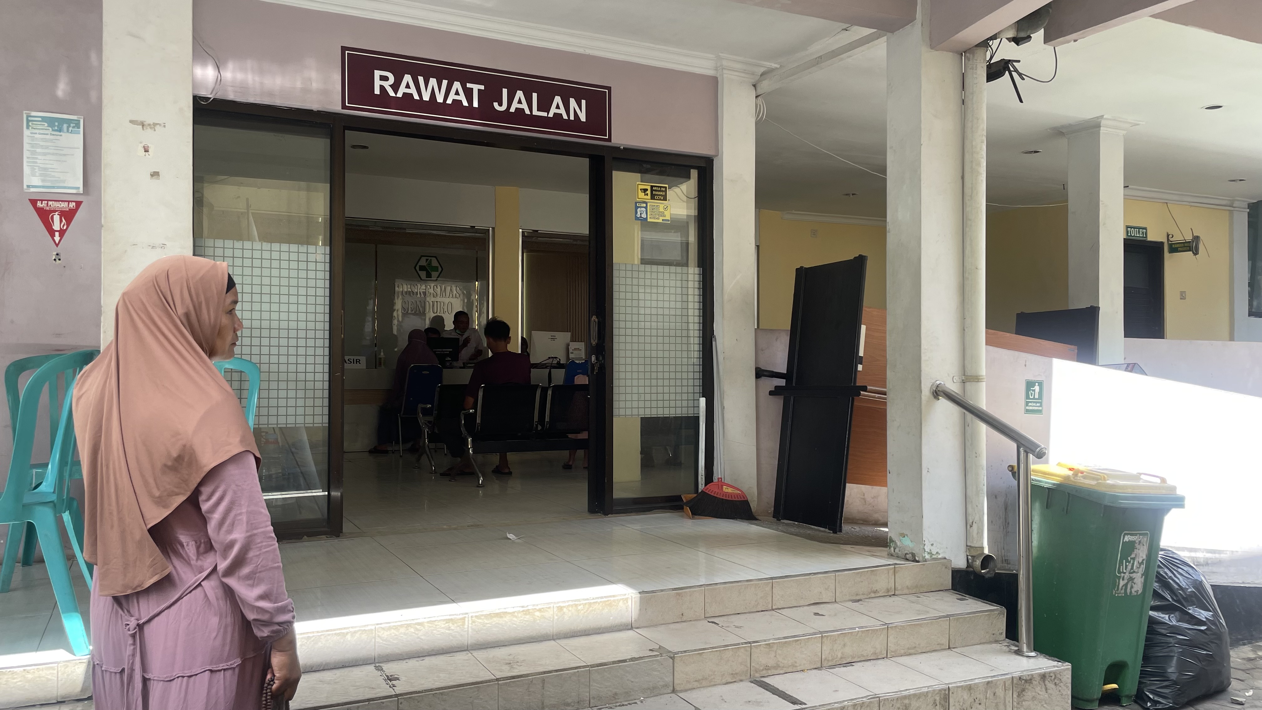 DIRAWAT: Suasana Puskesmas Senduro saat ditemukan bayi di kolong meja warung, kemarin.(ADE APRYANIS/RAME)