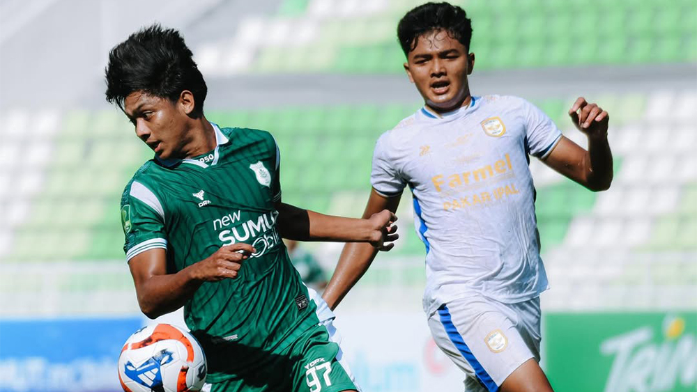 Pemain PSMS Medan (kiri) ketika berduel dengan pemain Adhyaksa